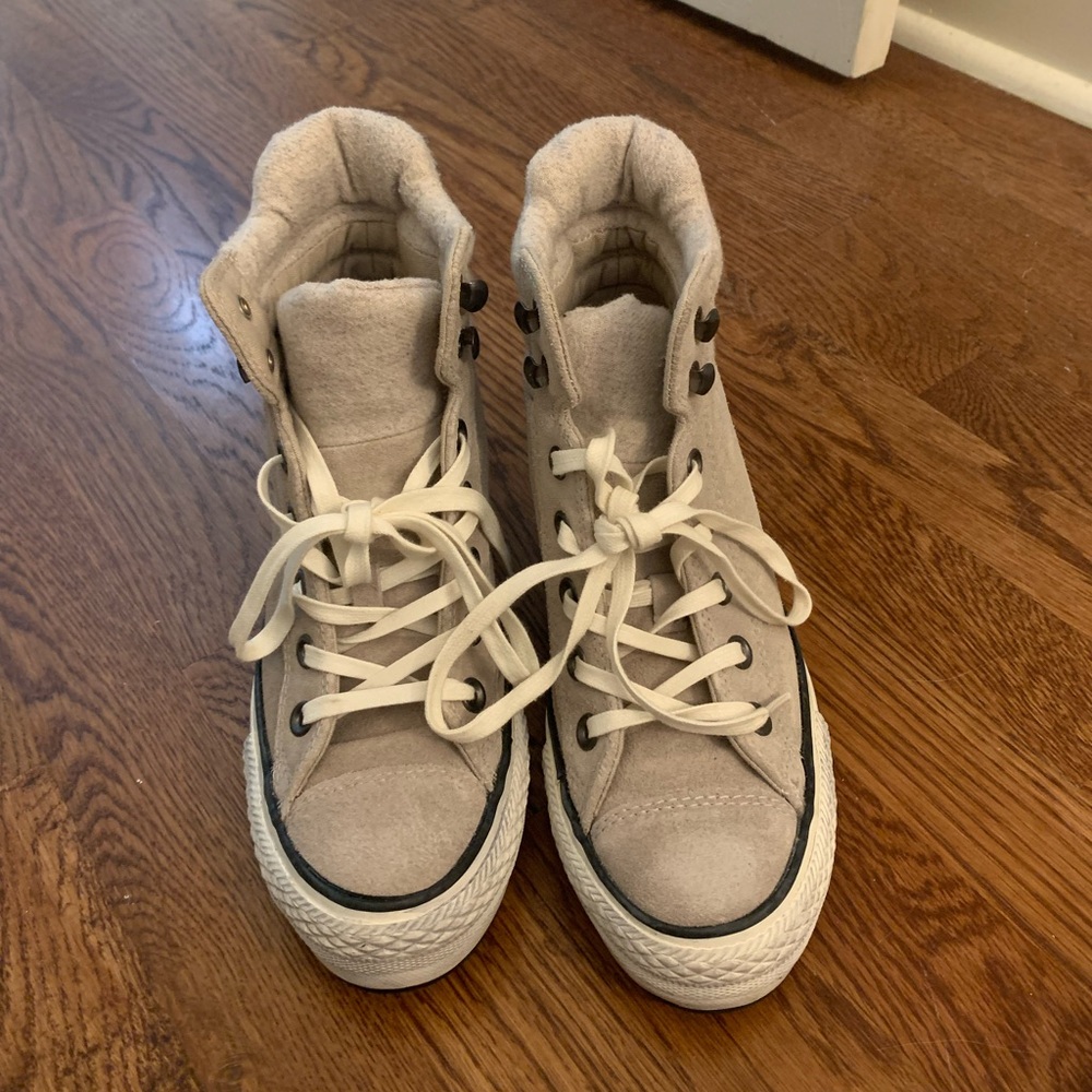 Converse Chuck Taylor All Star, wool/velvet material with platform!